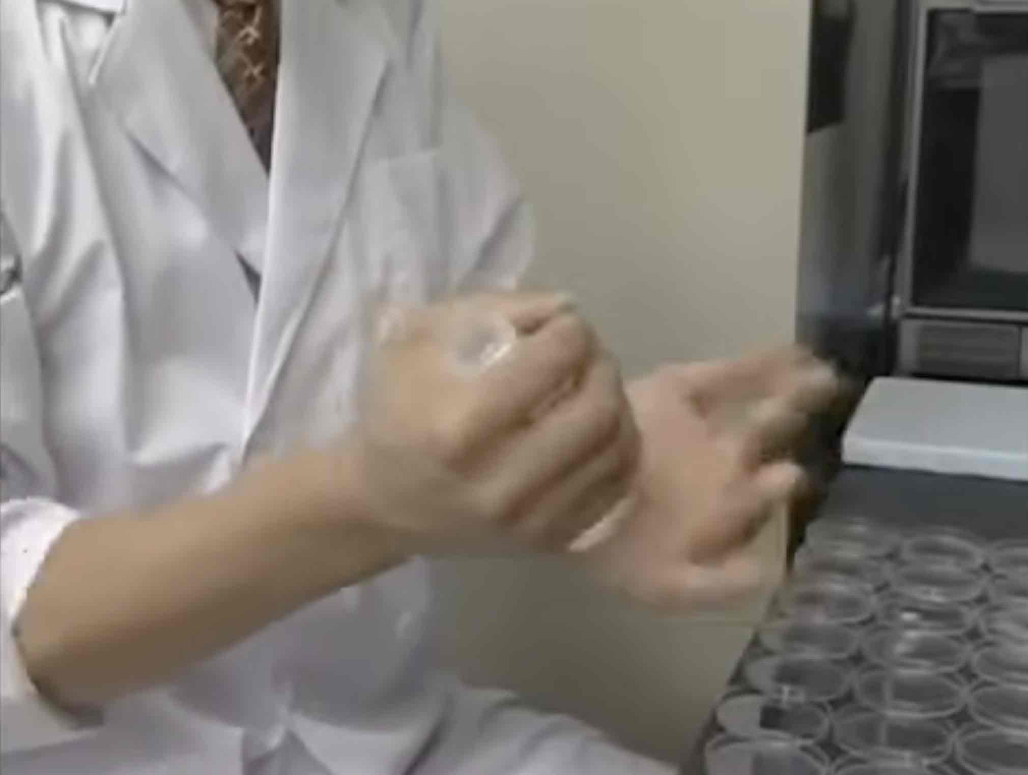 muestra-de-agua-en-laboratorio-golpeteo